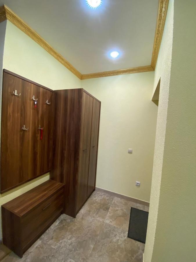 вул роксолани , 16 центр 300 м до бювету *